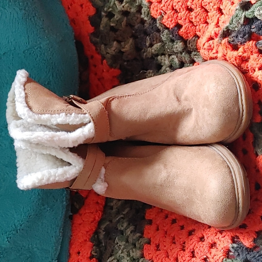 American Eagle 8.5 ladies heeled ankle boot